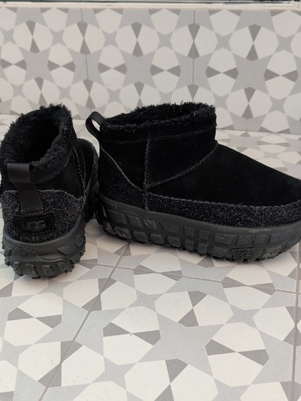 UGG Women's Black Sherpa-Lined Suede Ankle Boots Size 6